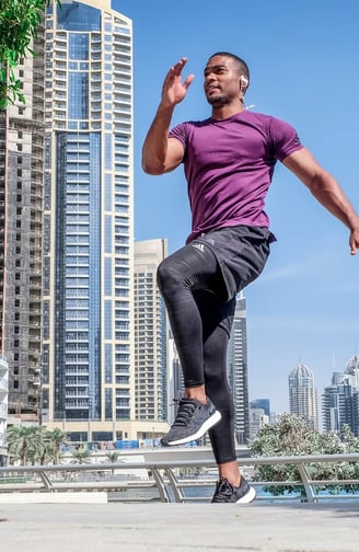 Rongzhiyue: Man exercising in activewear