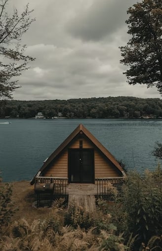 wood cabin near to a lake