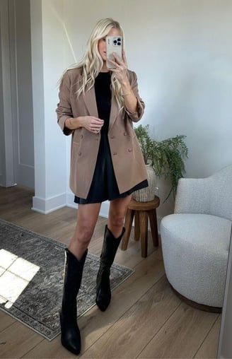 Blazer con vestido y botas altas