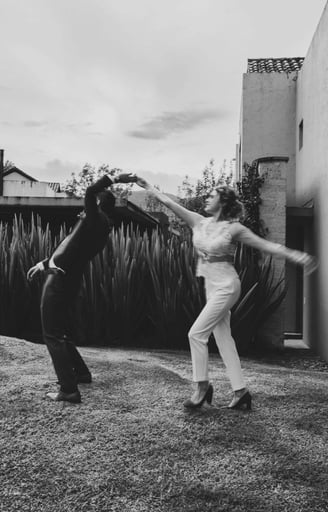 Pareja bailando tomados de la mano