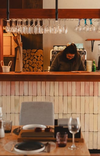 Barra de el Restaurante Es Mestral en ses salines, con barbara enfrentre colocando cosas
