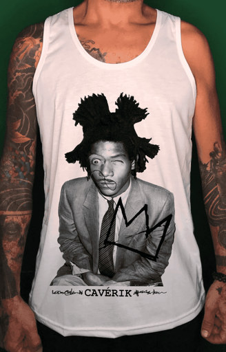 Modelo masculino com uma camiseta com estampa Basquiat em estilo street wea