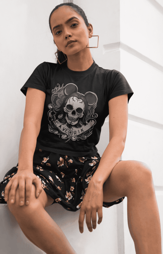 Camiseta feminina preta com caveira e arte urbana.