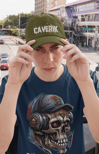 Jovem usando uma camiseta com arte urbana em tons de azul e verde