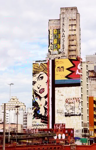 Um mural de graffiti em tons vibrantes, representando a expressão artística urbana