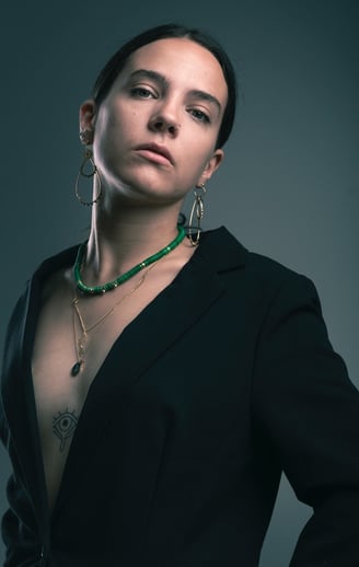 portrait femme collier en studio Grenoble mode