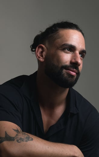 photo de portrait d'un homme avec un tatouage et une barbe