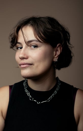 photo de portrait d'une femme avec un collier 