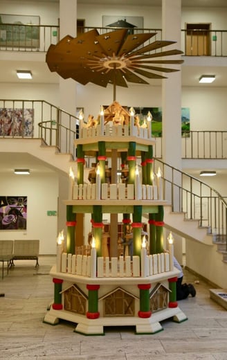 die Lichter der großen Stufenpyramide leuchten