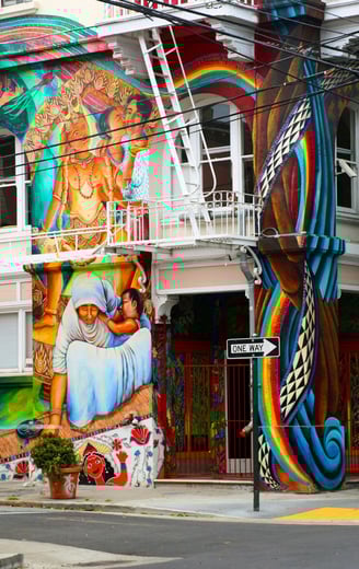 Grafite colorido em uma parede urbana, retratando uma paisagem surreal