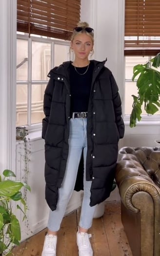 Puffer con jeans y tenis
