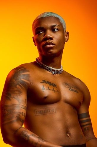Kidi posed in a topless picture.