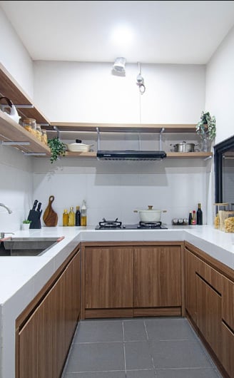 Cocina moderna, encimeras blancas, muebles de madera, estantes abiertos.