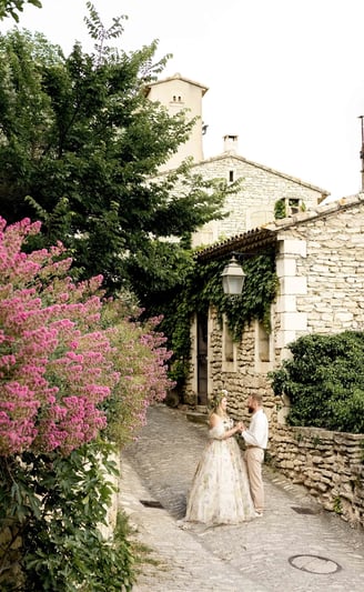 Romantic couple session in a charming Provençal village after their elopement
