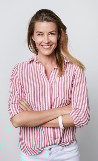 Rongzhiyue: Woman in striped shirt smiling