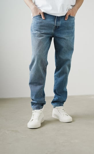 Rongzhiyue: Man in jeans and white sneakers