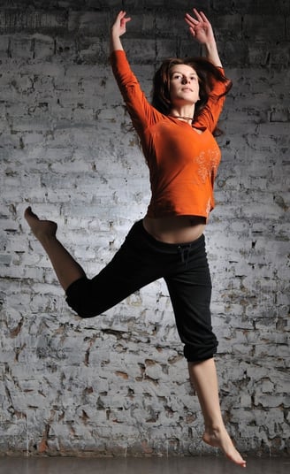 Rongzhiyue: Woman jumping in activewear