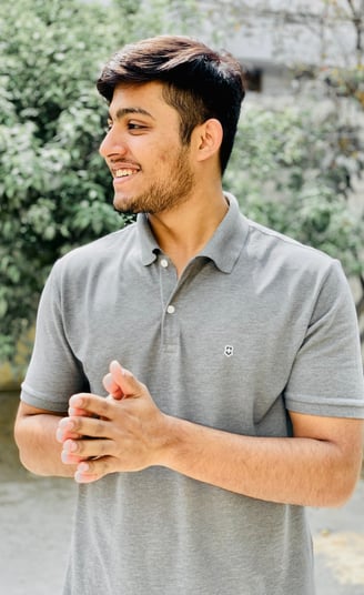 Rongzhiyue: Man in gray polo shirt