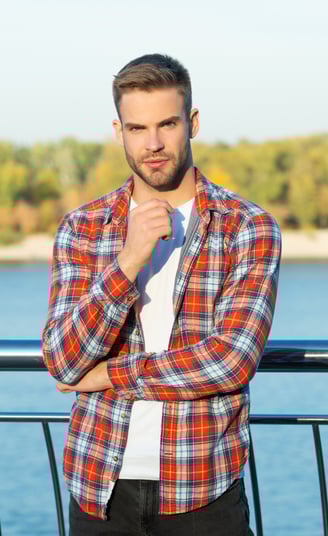 Rongzhiyue: Man in plaid shirt outdoors