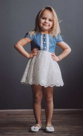 Rongzhiyue: Young girl in dress smiling