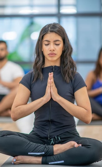 Rongzhiyue: Woman meditating in black activewear