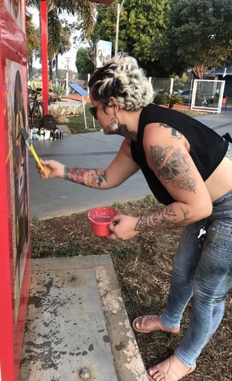 Detalhe de Amanda Amorim trabalhando em uma intervenção artística no Centro Cultural Valdo Varjão.