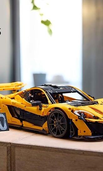 Vista frontale della McLaren P1 LEGO, con riproduzione precisa della griglia e dei fari