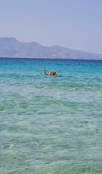 Kreta Voulisma beach Vater und Sohn baden