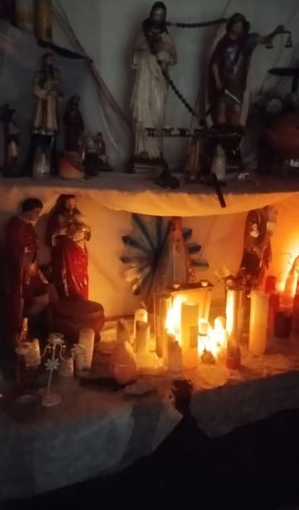 imagen de altar lleno de velas santos velones en un amarre de amor efectivo