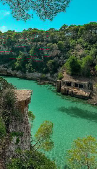 Cala Pi en Mallorca con aguas turquesas, acantilados rocosos y mirador panorámico – Maiorca Unlocked.