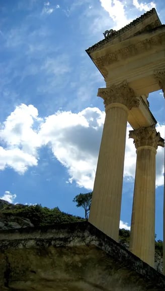 ruine avec trois colonnes corinthiennes venant du site archéologique de Glanum