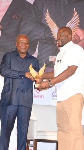 Ibrahim Mahama together with John Mahama together with some dignitaries receiving an award.
