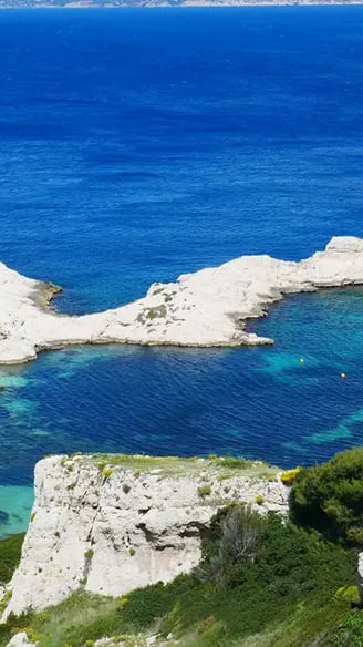 vue de haut des calanques près de Marseilles en PACA