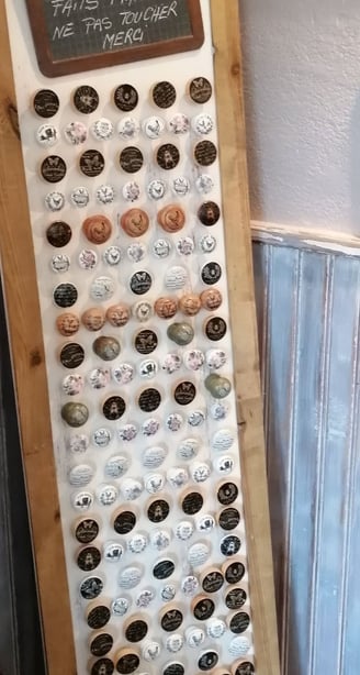 Une gamme de boutons de meubles faits main est proposée à la boutique 