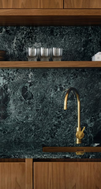 Cuisine sur mesure haut de gamme en noyer et marbre, installation par Wronska-Boutet studio