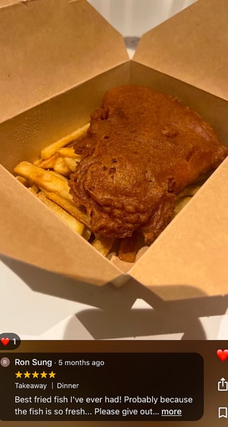 Sprø fish & chips med lofottorsk fra Maritime Munchies i Hamnøy, servert med sjøutsikt.