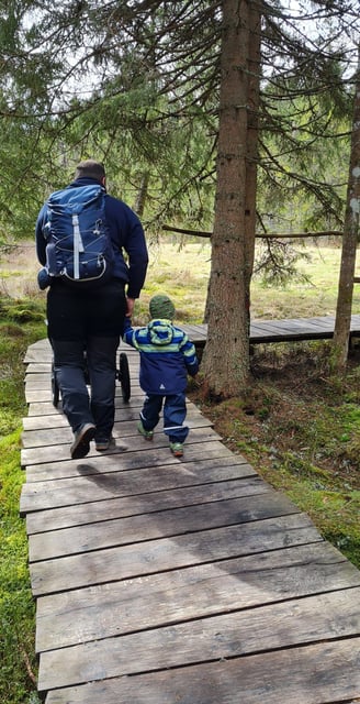 Vater und Sohn auf dem Zauberwaldpfad