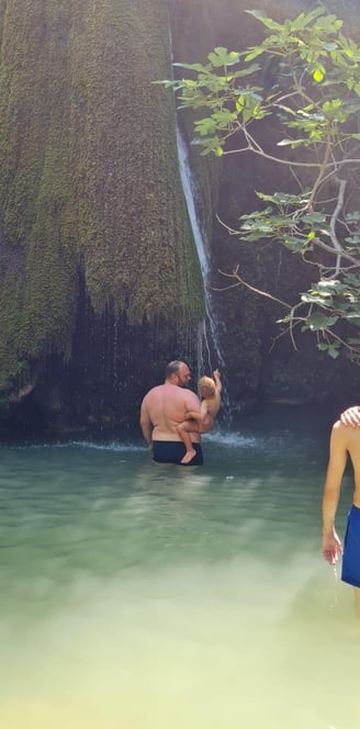 Vater und Sohn am Wasserfall