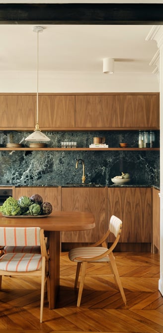 Cuisine sur-mesure haut de gamme en noyer et marbre, création Wronska-Boutet studio
