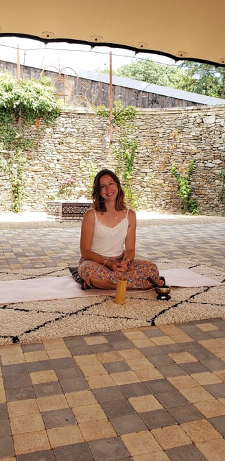 Pauline Bouanchaud animant une séance d'hypnose à la journée du bien-être au chateau de Maubreuil.