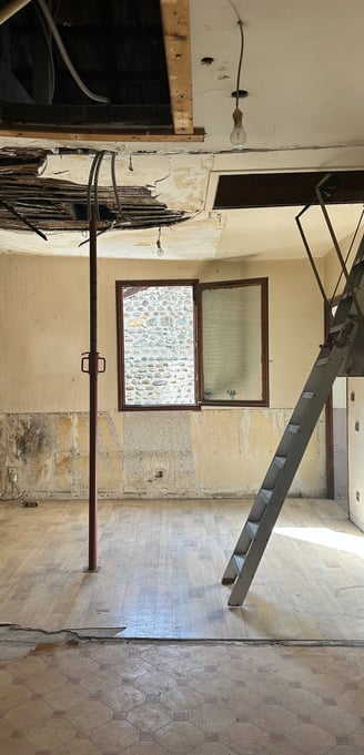 Salon avec plafond à retirer pour créer de la hauteur et plus de lumière dans un appartement à Pau