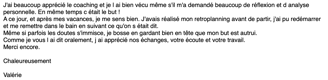 une lettre d'appréciation d'une femme en tailleur
