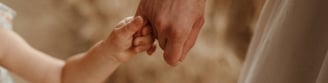 mains maman et enfant