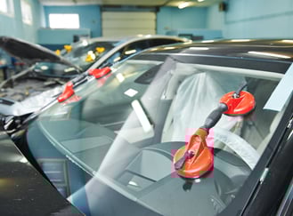 Greitas ir kokybiškas automobilių stiklų keitimas Automobiliu stiklu keitimas Kaune