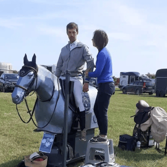 Séance de Simuleur Equestre français avec un cavalier et Emilie