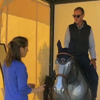 Cavalier homme sur le simulateur équestre français