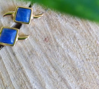 Brinco Izabel_um par de brincos dourados com quartzo azul