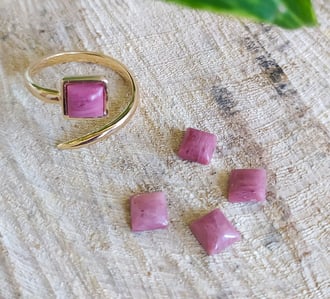 Brinco Gleize_um par de brincos dourados pedra amazonita rosa