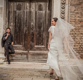 une mariée qui coure vers la porte de l'église fermé