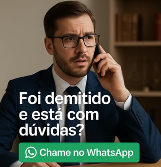 Advogado tirando dúvidas de um cliente através do telefone celular